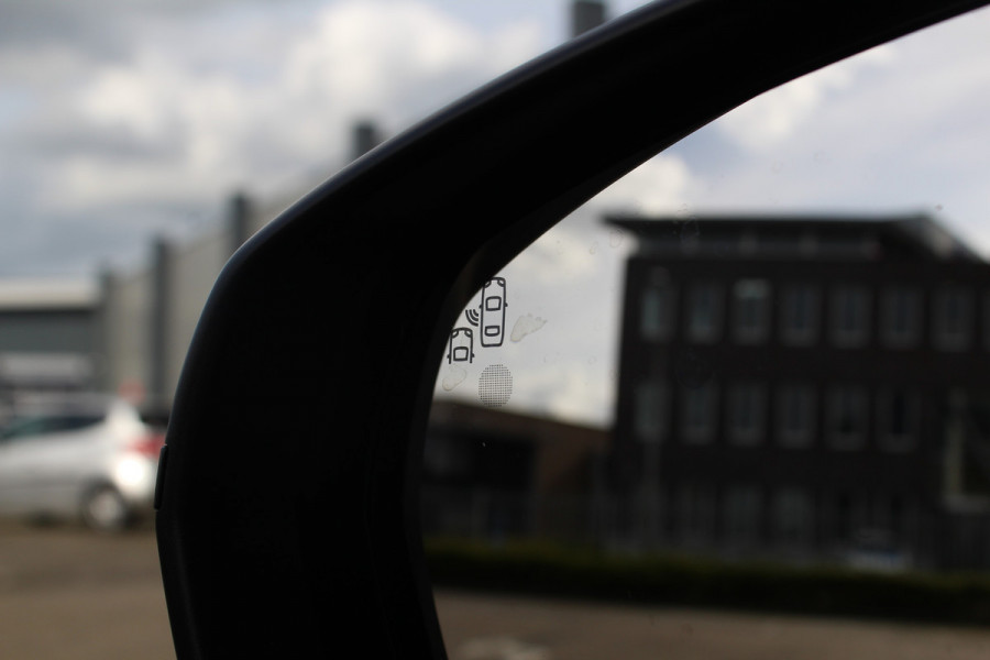 Opel Grandland 1.2-130pk Turbo GS-Line. Zeer nette, sportieve en luxe hoogzitter, slechts 49.000km ! Autm. airco dual, camera, half leder, navigatie, telefoonvoorb, Apple carplay/Android auto, lane- en side assist, cruise control, metallic lak, LM wielen etc.