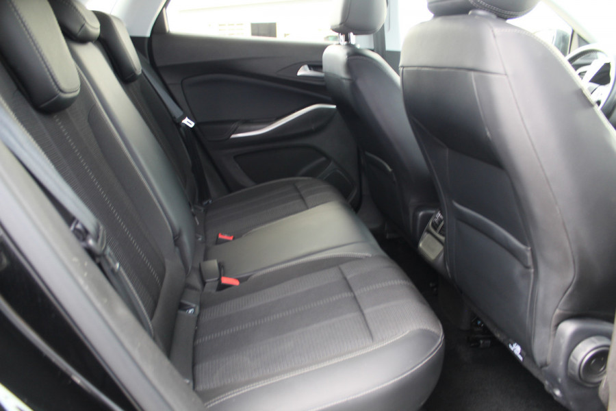 Opel Grandland 1.2-130pk Turbo GS-Line. Zeer nette, sportieve en luxe hoogzitter, slechts 49.000km ! Autm. airco dual, camera, half leder, navigatie, telefoonvoorb, Apple carplay/Android auto, lane- en side assist, cruise control, metallic lak, LM wielen etc.