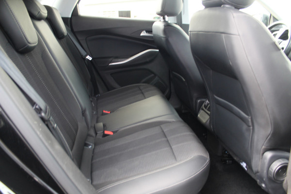 Opel Grandland 1.2-130pk Turbo GS-Line. Zeer nette, sportieve en luxe hoogzitter, slechts 49.000km ! Autm. airco dual, camera, half leder, navigatie, telefoonvoorb, Apple carplay/Android auto, lane- en side assist, cruise control, metallic lak, LM wielen etc.