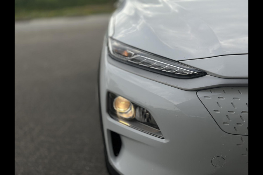 Hyundai Kona EV Fashion Sky 64 kWh | SOH: 96,4% | Dode Hoek Detectie | ACC | Pano | Camera |
