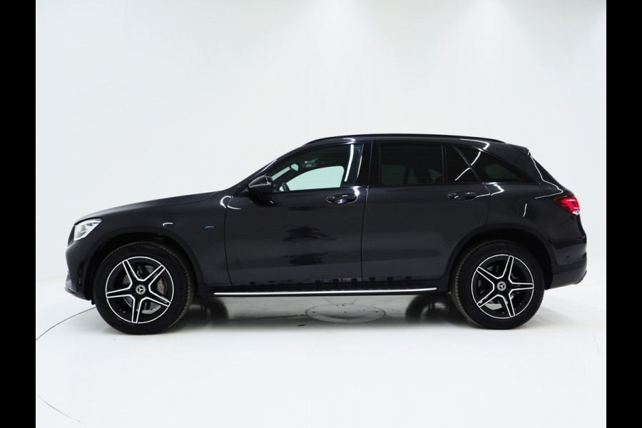 Mercedes-Benz GLC 300e 4MATIC AMG Full Black | Panoramadak | Treeplanken | Camera | Virtual | Sportstuur | Cruise | DAB | Carplay