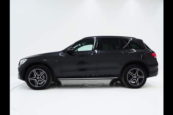 Mercedes-Benz GLC 300e 4MATIC AMG Full Black | Panoramadak | Treeplanken | Camera | Virtual | Sportstuur | Cruise | DAB | Carplay