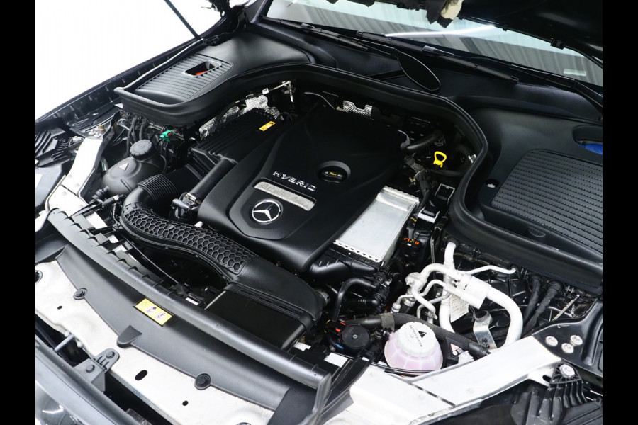 Mercedes-Benz GLC 300e 4MATIC AMG Full Black | Panoramadak | Treeplanken | Camera | Virtual | Sportstuur | Cruise | DAB | Carplay