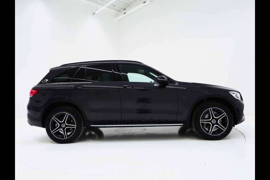 Mercedes-Benz GLC 300e 4MATIC AMG Full Black | Panoramadak | Treeplanken | Camera | Virtual | Sportstuur | Cruise | DAB | Carplay