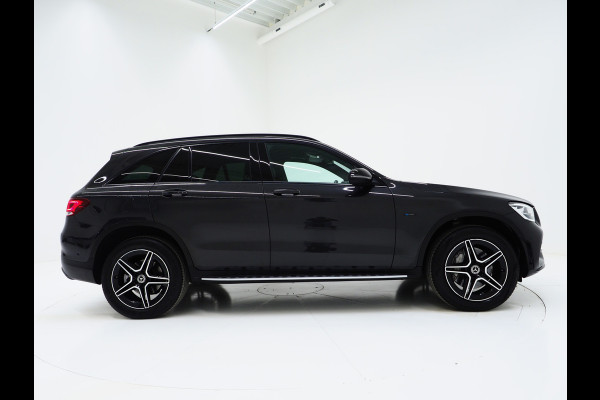 Mercedes-Benz GLC 300e 4MATIC AMG Full Black | Panoramadak | Treeplanken | Camera | Virtual | Sportstuur | Cruise | DAB | Carplay