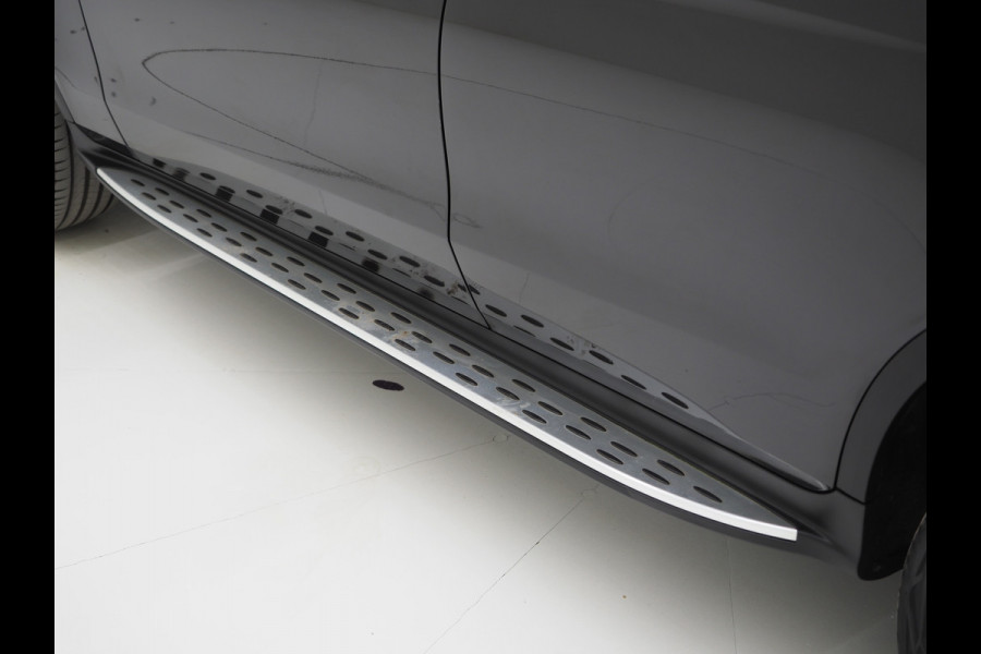 Mercedes-Benz GLC 300e 4MATIC AMG Full Black | Panoramadak | Treeplanken | Camera | Virtual | Sportstuur | Cruise | DAB | Carplay