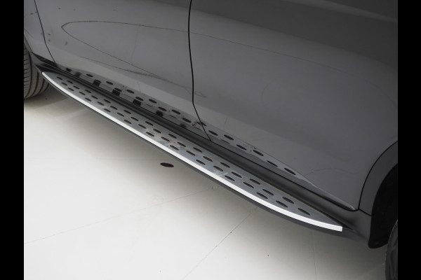 Mercedes-Benz GLC 300e 4MATIC AMG Full Black | Panoramadak | Treeplanken | Camera | Virtual | Sportstuur | Cruise | DAB | Carplay