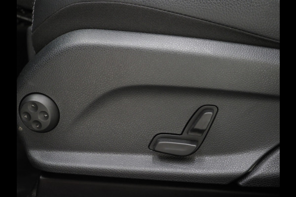 Mercedes-Benz GLC 300e 4MATIC AMG Full Black | Panoramadak | Treeplanken | Camera | Virtual | Sportstuur | Cruise | DAB | Carplay