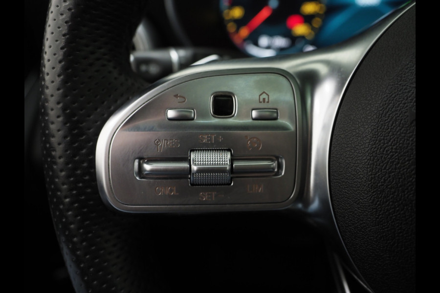 Mercedes-Benz GLC 300e 4MATIC AMG Full Black | Panoramadak | Treeplanken | Camera | Virtual | Sportstuur | Cruise | DAB | Carplay