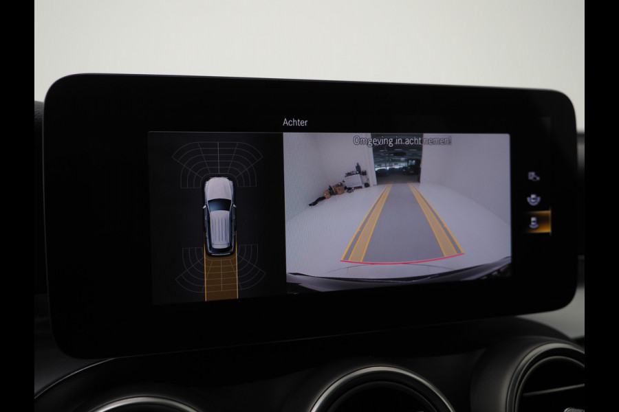 Mercedes-Benz GLC 300e 4MATIC AMG Full Black | Panoramadak | Treeplanken | Camera | Virtual | Sportstuur | Cruise | DAB | Carplay