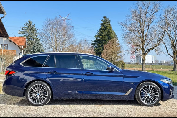 BMW 5 Serie Touring 530e ** LASER, NAVI+, LEDER, PANORAMA, HuD, MEMORY, 19-INCH LMV ** 1e EIG - UNFALLFREI ** ** INFORMEER OOK NAAR ONZE AANTREKKELIJKE FINANCIAL-LEASE TARIEVEN **