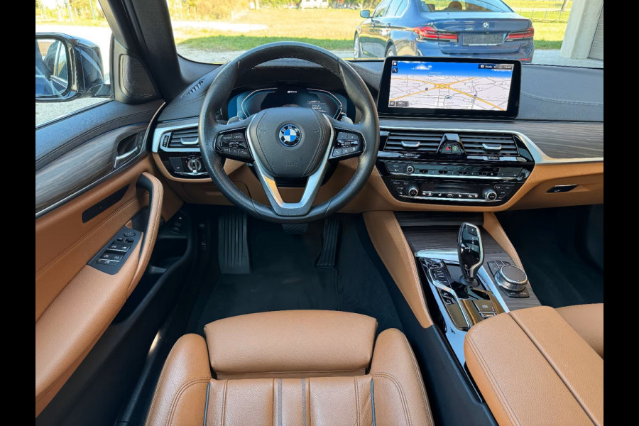 BMW 5 Serie Touring 530e ** LASER, NAVI+, LEDER, PANORAMA, HuD, MEMORY, 19-INCH LMV ** 1e EIG - UNFALLFREI ** ** INFORMEER OOK NAAR ONZE AANTREKKELIJKE FINANCIAL-LEASE TARIEVEN **