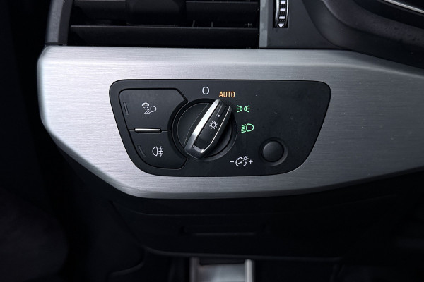 Audi A4 Limousine 35 TFSI S edition (DIGITALE COCKPIT, NAVIGATIE, CRUISE CONTROL, PARKEERSENSOREN)