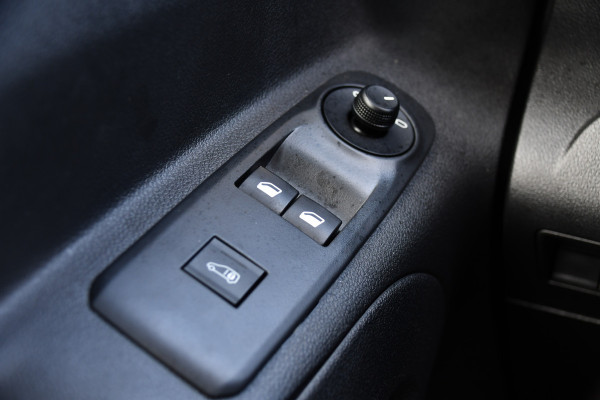 Peugeot Partner 1.5 BlueHDI PB Edition Camera, Cruise, Carplay, Multimedia, Sensoren, Airco, Uniek!