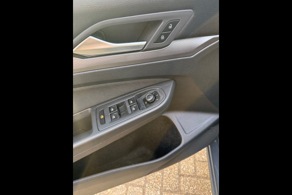Volkswagen Golf 2.0 TDI Life Business / APK / SFEER VERLICHT. / CRUISE / NETTE AUTO / INRUIL MOG.