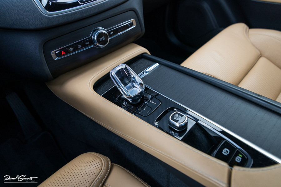 Volvo XC90 2.0 T8 Plug-in hybrid AWD Ultra Dark Long Range Luchtvering | Bowers&Wilkins | Zwenkbare trekhaak | Panorama dak | Stoelverkoeling + massage |