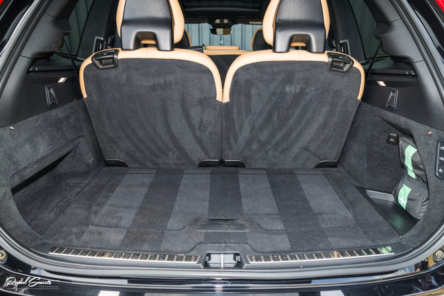 Volvo XC90 2.0 T8 Plug-in hybrid AWD Ultra Dark Long Range Luchtvering | Bowers&Wilkins | Zwenkbare trekhaak | Panorama dak | Stoelverkoeling + massage |