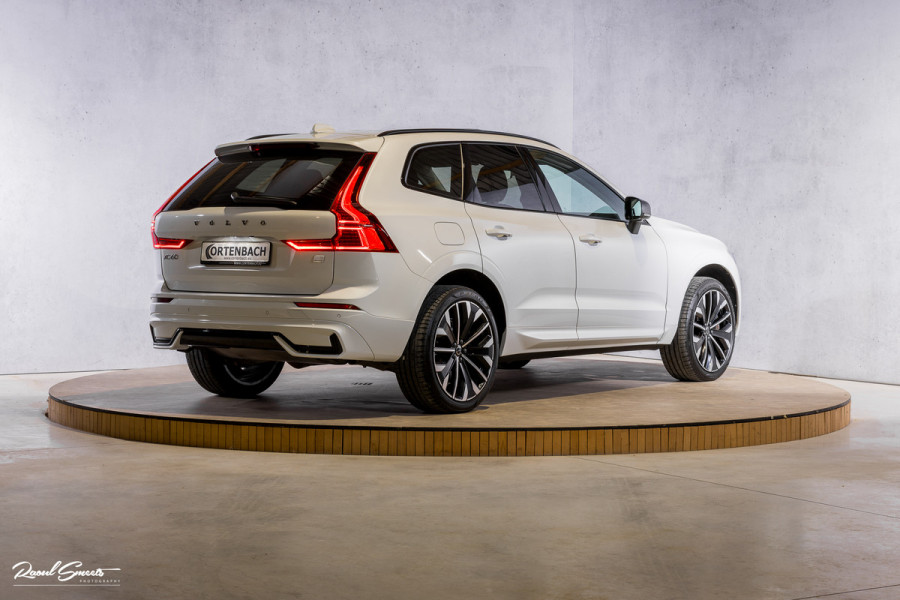 Volvo XC60 2.0 T6 Plug-in hybrid AWD Plus Dark Long range | Long Range | Panorama dak | Zwenkbare trekhaak | Harman Kardon | Memory |