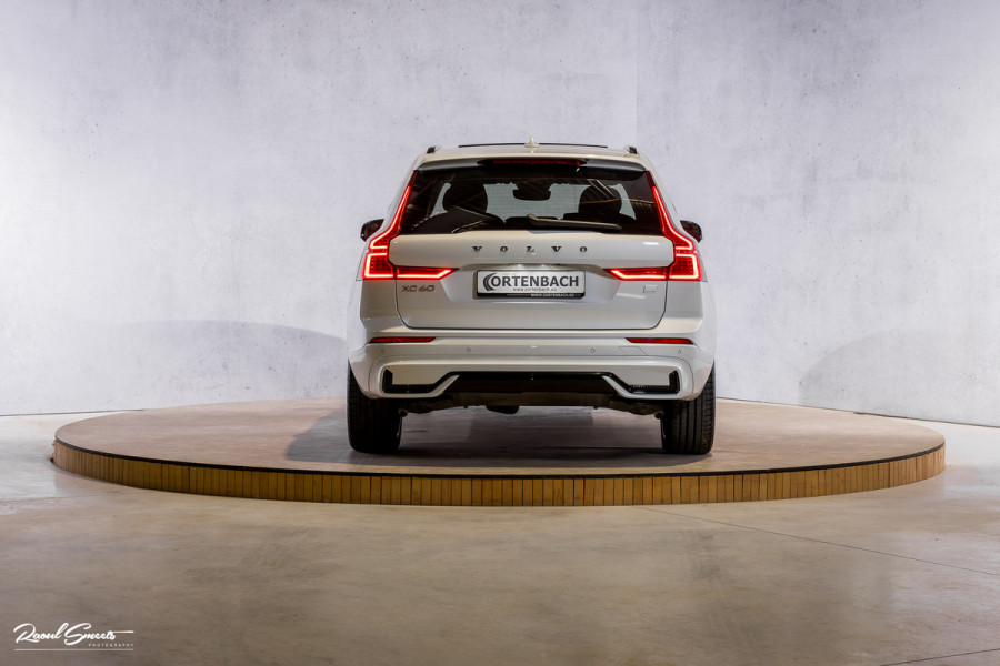 Volvo XC60 2.0 T6 Plug-in hybrid AWD Plus Dark Long range | Long Range | Panorama dak | Zwenkbare trekhaak | Harman Kardon | Memory |