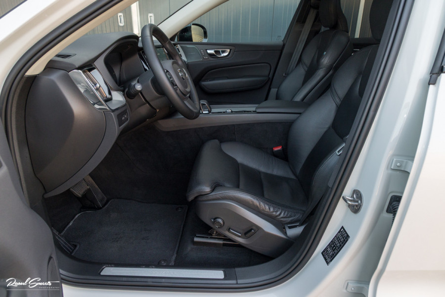 Volvo XC60 2.0 T6 Plug-in hybrid AWD Plus Dark Long range | Long Range | Panorama dak | Zwenkbare trekhaak | Harman Kardon | Memory |