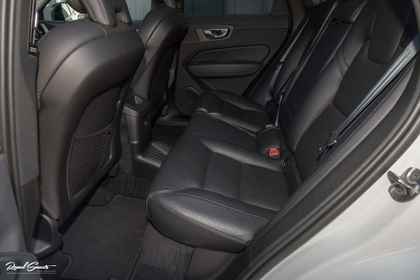 Volvo XC60 2.0 T6 Plug-in hybrid AWD Plus Dark Long range | Long Range | Panorama dak | Zwenkbare trekhaak | Harman Kardon | Memory |