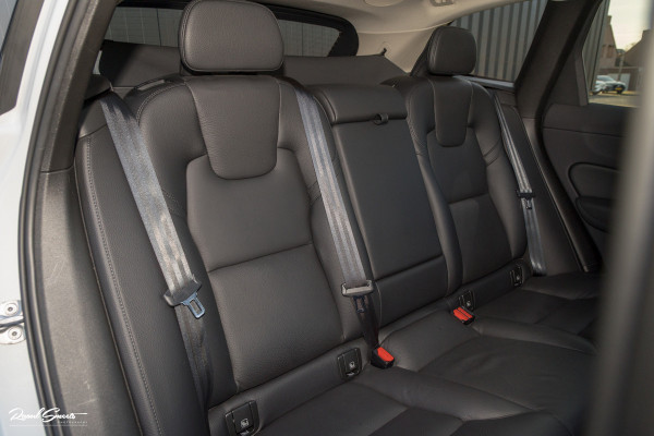 Volvo XC60 2.0 T6 Plug-in hybrid AWD Plus Dark Long range | Long Range | Panorama dak | Zwenkbare trekhaak | Harman Kardon | Memory |