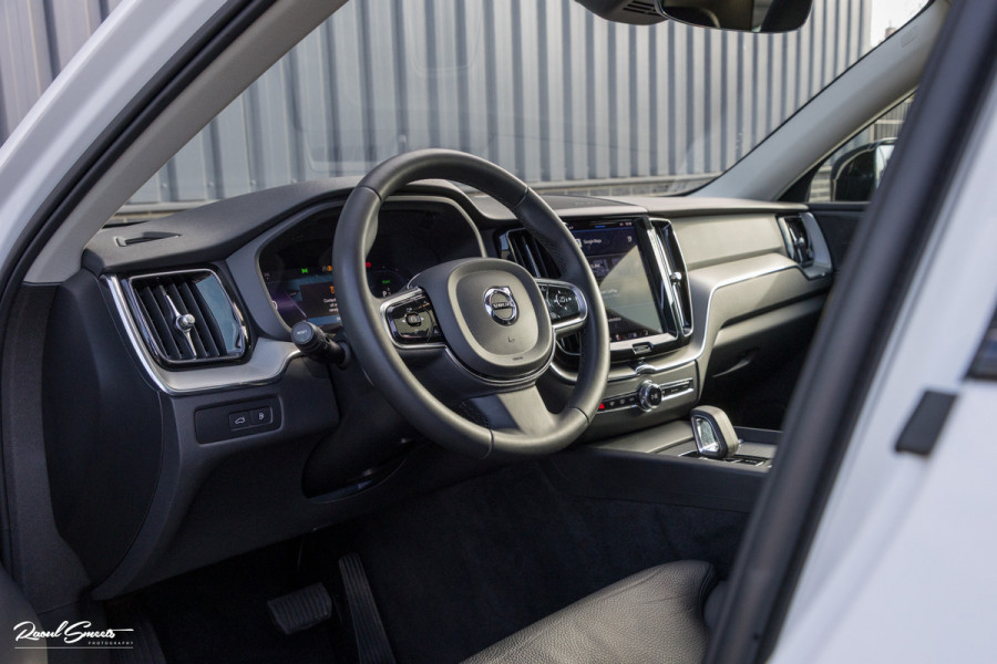 Volvo XC60 2.0 T6 Plug-in hybrid AWD Plus Dark Long range | Long Range | Panorama dak | Zwenkbare trekhaak | Harman Kardon | Memory |