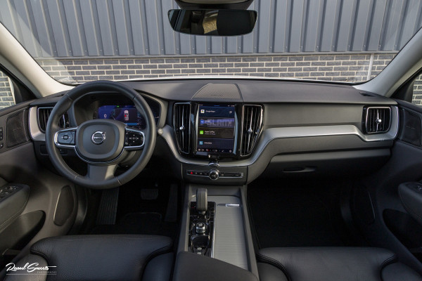 Volvo XC60 2.0 T6 Plug-in hybrid AWD Plus Dark Long range | Long Range | Panorama dak | Zwenkbare trekhaak | Harman Kardon | Memory |