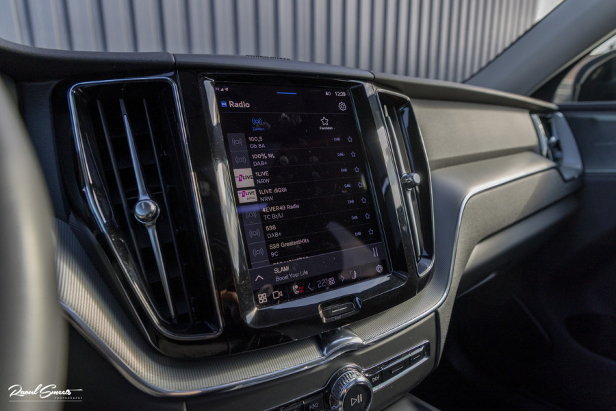 Volvo XC60 2.0 T6 Plug-in hybrid AWD Plus Dark Long range | Long Range | Panorama dak | Zwenkbare trekhaak | Harman Kardon | Memory |