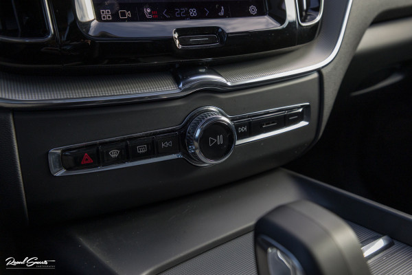 Volvo XC60 2.0 T6 Plug-in hybrid AWD Plus Dark Long range | Long Range | Panorama dak | Zwenkbare trekhaak | Harman Kardon | Memory |