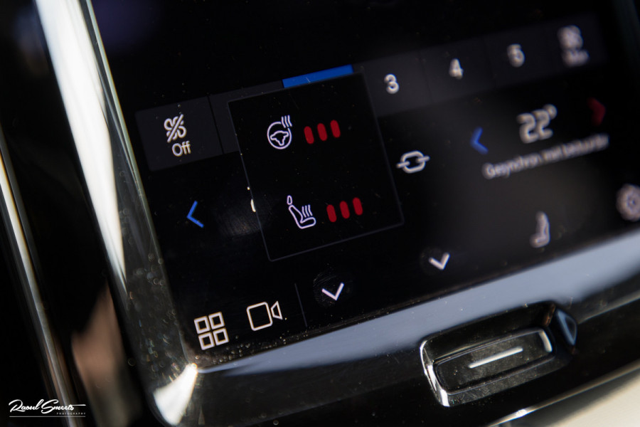 Volvo XC60 2.0 T6 Plug-in hybrid AWD Plus Dark Long range | Long Range | Panorama dak | Zwenkbare trekhaak | Harman Kardon | Memory |