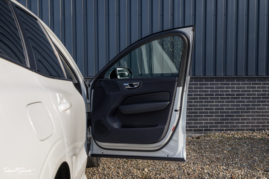 Volvo XC60 2.0 T6 Plug-in hybrid AWD Plus Dark Long range | Long Range | Panorama dak | Zwenkbare trekhaak | Harman Kardon | Memory |