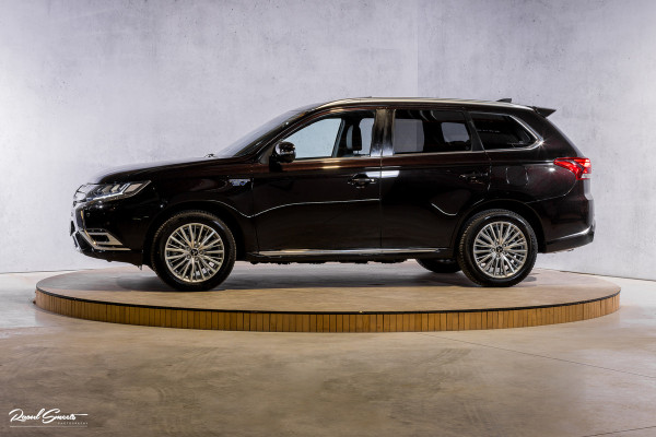 Mitsubishi Outlander 2.4 PHEV Instyle | Adaptieve cruise | Panorama dak | Blis | Trekhaak |