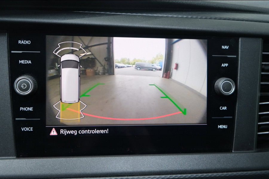 Volkswagen Transporter 2.0 TDI L2H1 150PK 28 Automaat - N.A.P. Airco, Cruise, Navi, PDC.