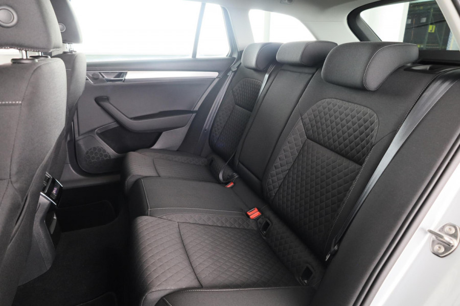 Škoda Superb Combi 1.4 TSI iV Business Edition 218PK PHEV | Navigatie | Parkeersensoren | Stoelverwarming | Keyless entry |