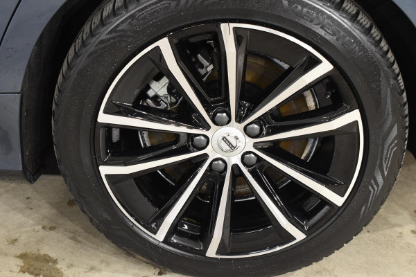 Volvo V60 T6 350PK Automaat Plug-in hybrid AWD Plus Dark / Navigatie / Adaptive Cruise control / 360 Camera / Harman Kardon / Stuur & Stoelverwarming / LM Velgen / Trekhaak