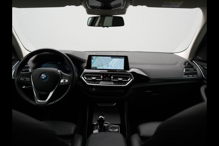 BMW X3 xDrive30e High Executive FACELIFT PHEV 293pk | Trekhaak Af Fabriek | Head Up | Camera | Harman / Kardon | Lederen Sportstoelen Memory & Ventilatie | Keyless | Blis | Stoelen & Stuur Verwarmd | Apple Carplay | Navigatie | DAB | Plug In Hybrid |