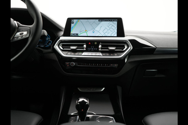 BMW X3 xDrive30e High Executive FACELIFT PHEV 293pk | Trekhaak Af Fabriek | Head Up | Camera | Harman / Kardon | Lederen Sportstoelen Memory & Ventilatie | Keyless | Blis | Stoelen & Stuur Verwarmd | Apple Carplay | Navigatie | DAB | Plug In Hybrid |
