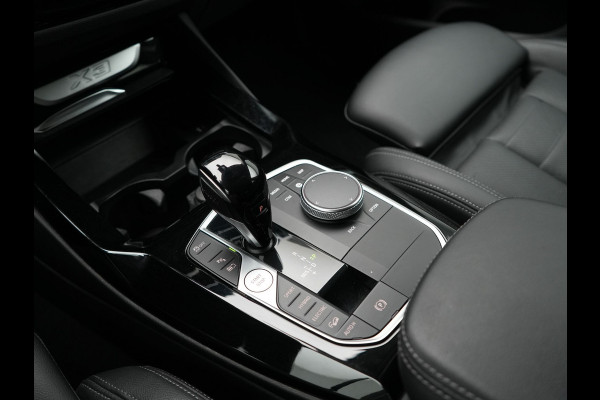 BMW X3 xDrive30e High Executive FACELIFT PHEV 293pk | Trekhaak Af Fabriek | Head Up | Camera | Harman / Kardon | Lederen Sportstoelen Memory & Ventilatie | Keyless | Blis | Stoelen & Stuur Verwarmd | Apple Carplay | Navigatie | DAB | Plug In Hybrid |