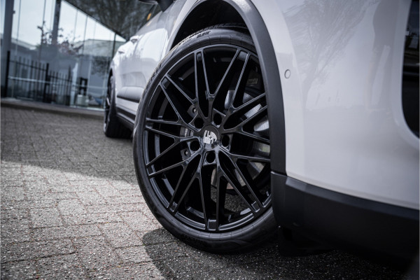 Porsche Macan 100 kWh ** Panodak ** 22inch ** BOSE ** Rijbereik 588km (WLTP) NL-auto ** NAP!!