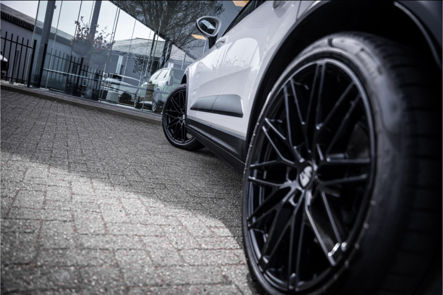 Porsche Macan 100 kWh ** Panodak ** 22inch ** BOSE ** Rijbereik 588km (WLTP) NL-auto ** NAP!!