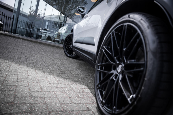 Porsche Macan 100 kWh ** Panodak ** 22inch ** BOSE ** Rijbereik 588km (WLTP) NL-auto ** NAP!!