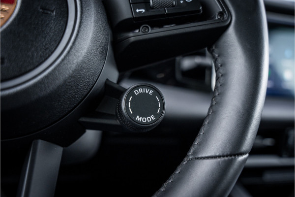 Porsche Macan 100 kWh ** Panodak ** 22inch ** BOSE ** Rijbereik 588km (WLTP) NL-auto ** NAP!!