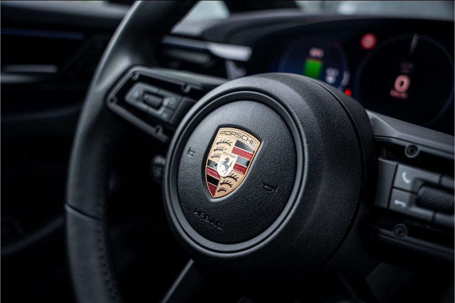 Porsche Macan 100 kWh ** Panodak ** 22inch ** BOSE ** Rijbereik 588km (WLTP) NL-auto ** NAP!!