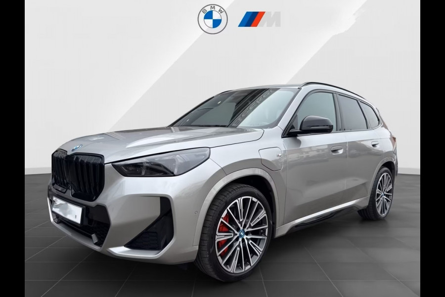 BMW X1 xDrive30e M-SPORT PRO ** LED, M-SPORTST, PANORAMA, TREKH, 20-inch LMV, HuD, ACC ** 1e EIG - ZEER EXCL ** ** INFORMEER OOK NAAR ONZE AANTREKKELIJKE FINANCIAL-LEASE TARIEVEN **