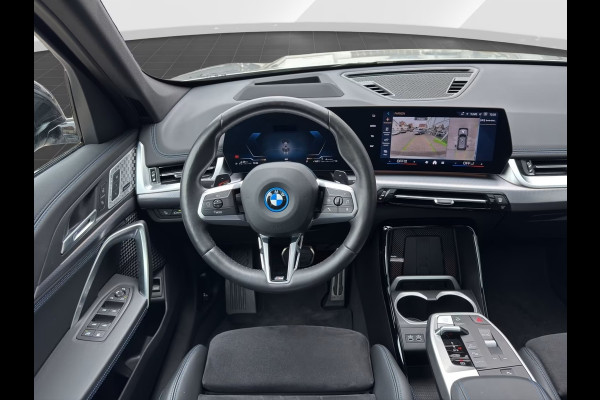 BMW X1 xDrive30e M-SPORT PRO ** LED, M-SPORTST, PANORAMA, TREKH, 20-inch LMV, HuD, ACC ** 1e EIG - ZEER EXCL ** ** INFORMEER OOK NAAR ONZE AANTREKKELIJKE FINANCIAL-LEASE TARIEVEN **