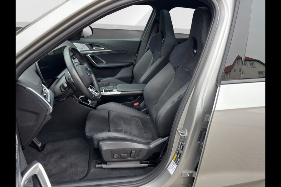 BMW X1 xDrive30e M-SPORT PRO ** LED, M-SPORTST, PANORAMA, TREKH, 20-inch LMV, HuD, ACC ** 1e EIG - ZEER EXCL ** ** INFORMEER OOK NAAR ONZE AANTREKKELIJKE FINANCIAL-LEASE TARIEVEN **