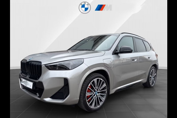 BMW X1 xDrive30e M-SPORT PRO ** LED, M-SPORTST, PANORAMA, TREKH, 20-inch LMV, HuD, ACC ** 1e EIG - ZEER EXCL ** ** INFORMEER OOK NAAR ONZE AANTREKKELIJKE FINANCIAL-LEASE TARIEVEN **