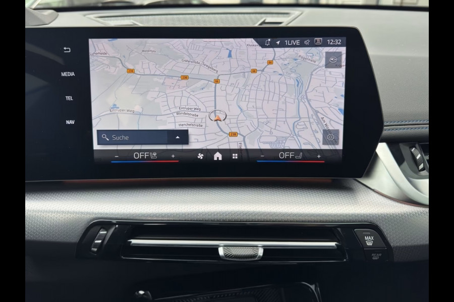 BMW X1 xDrive30e M-SPORT PRO ** LED, M-SPORTST, PANORAMA, TREKH, 20-inch LMV, HuD, ACC ** 1e EIG - ZEER EXCL ** ** INFORMEER OOK NAAR ONZE AANTREKKELIJKE FINANCIAL-LEASE TARIEVEN **