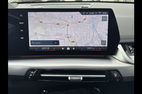 BMW X1 xDrive30e M-SPORT PRO ** LED, M-SPORTST, PANORAMA, TREKH, 20-inch LMV, HuD, ACC ** 1e EIG - ZEER EXCL ** ** INFORMEER OOK NAAR ONZE AANTREKKELIJKE FINANCIAL-LEASE TARIEVEN **